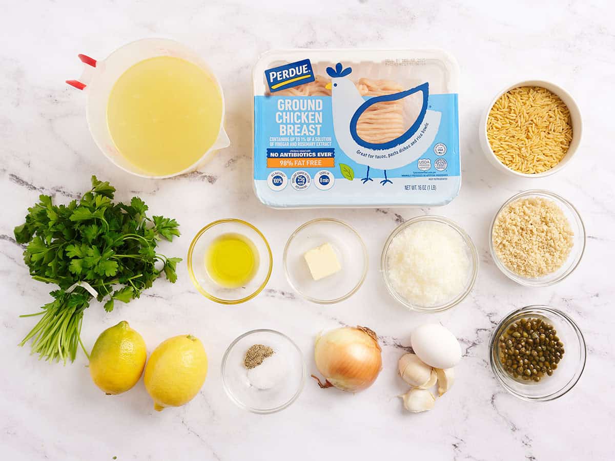 Los ingredientes para hacer albóndigas piccata de pollo y sartén de orzo.