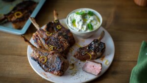 Cocina como un chef: chuletas de cordero a la brasa con menta y yogur