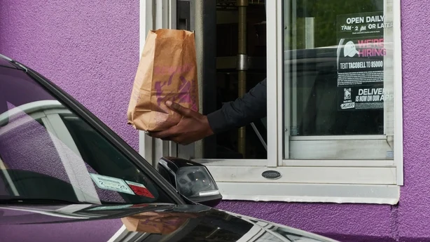 cliente de autoservicio en un restaurante Taco Bell