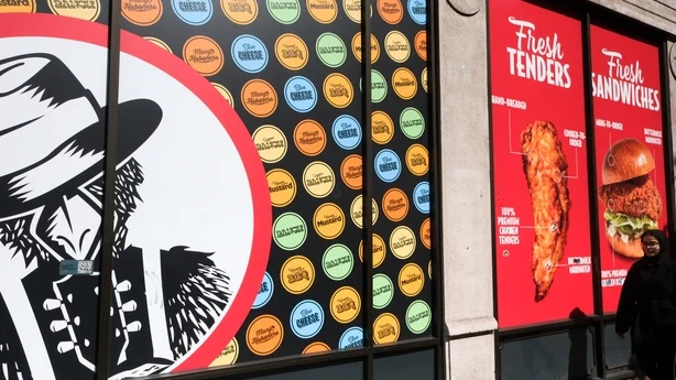 Frente de tienda de pollos delgados