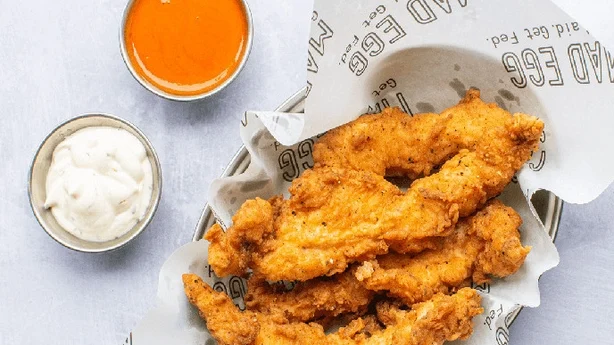 tiras de pollo y salsas