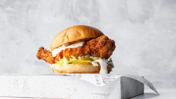 Hamburguesa de pollo con huevos locos
