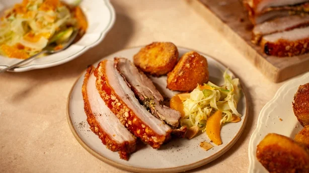Panceta de cerdo asada a fuego lento con patatas crujientes 