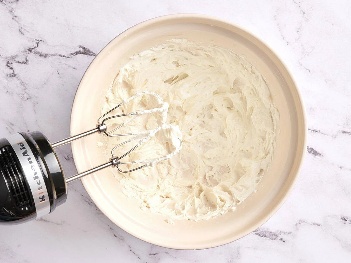Queso crema batido en un bol.