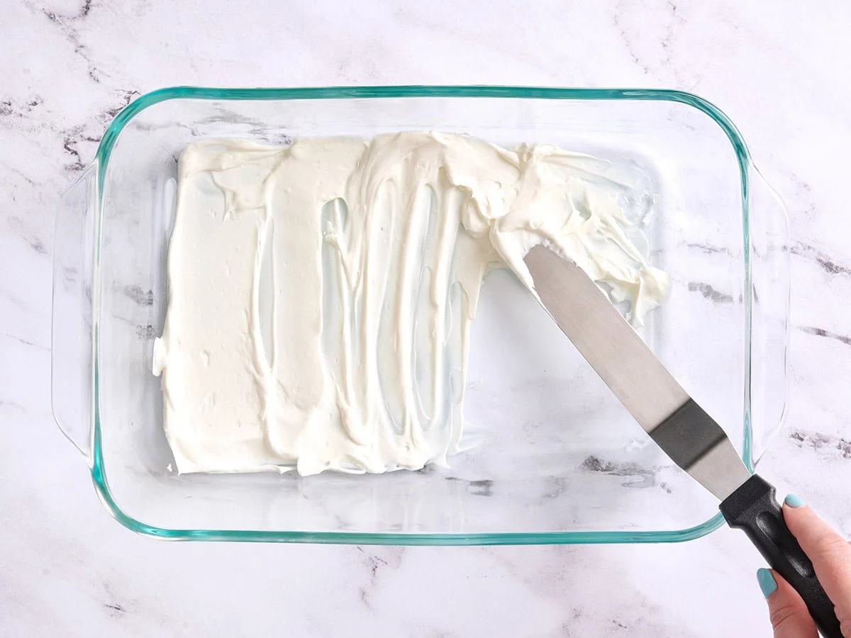 Crema batida en capas en una fuente para horno.