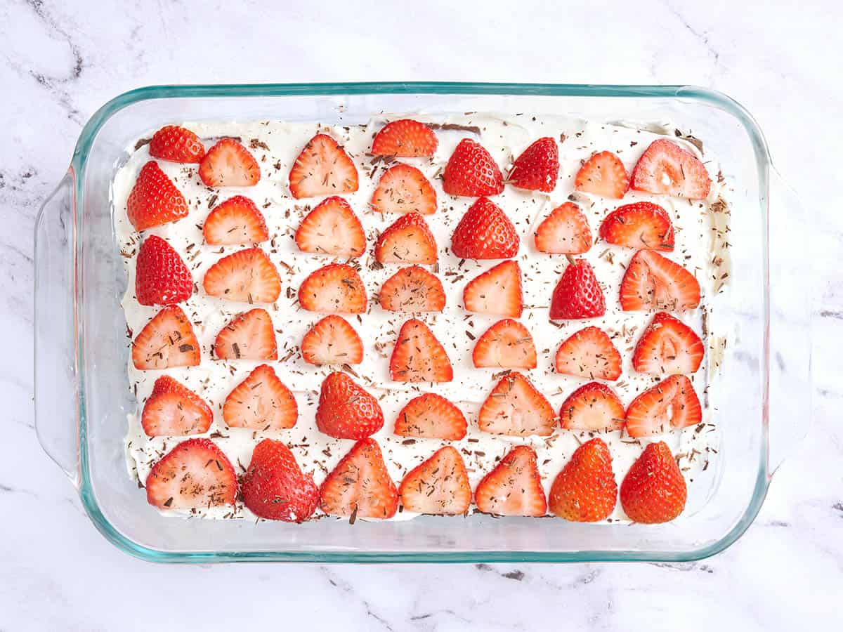 Un pastel helado de chocolate y fresa.