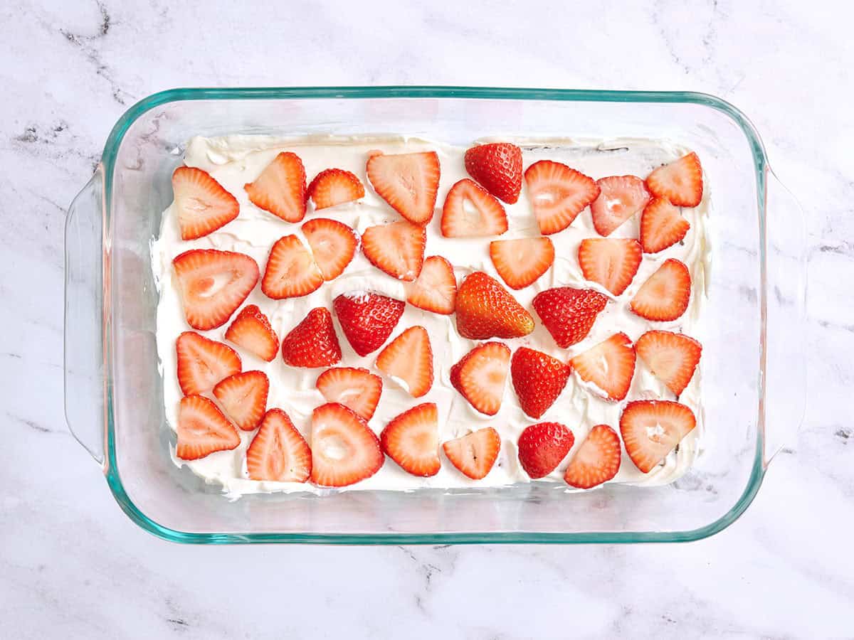 Fresas en capas en una fuente para horno.