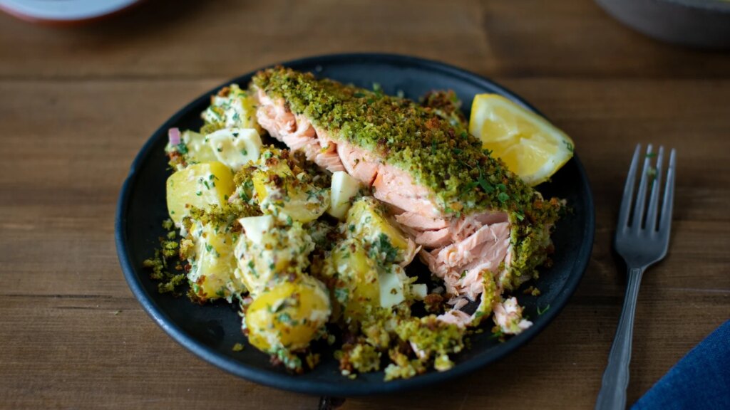 Salmón con costra de masa madre con huevo picado y ensalada de patatas