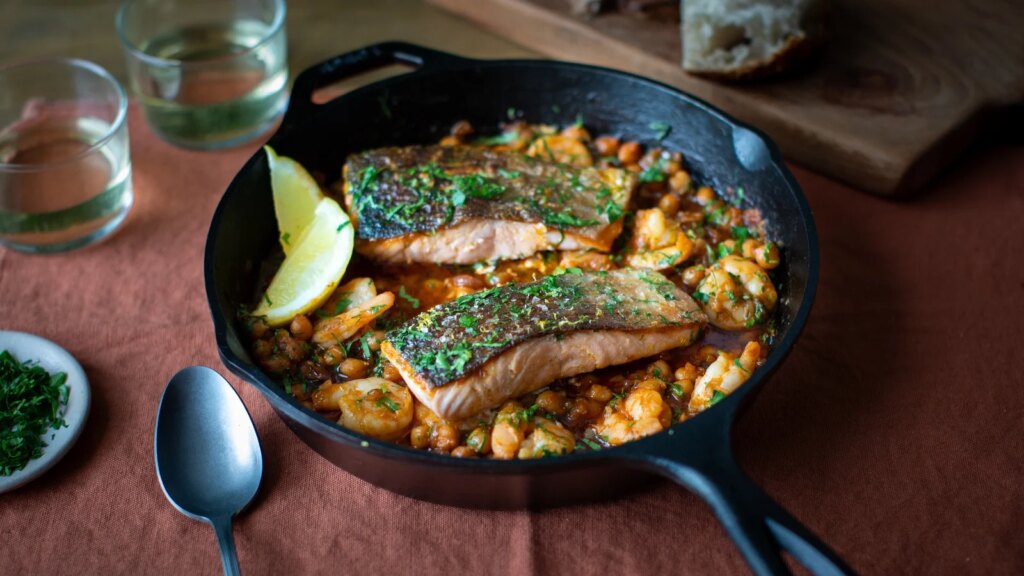 Salmón asado con gambas y garbanzos al pil pil