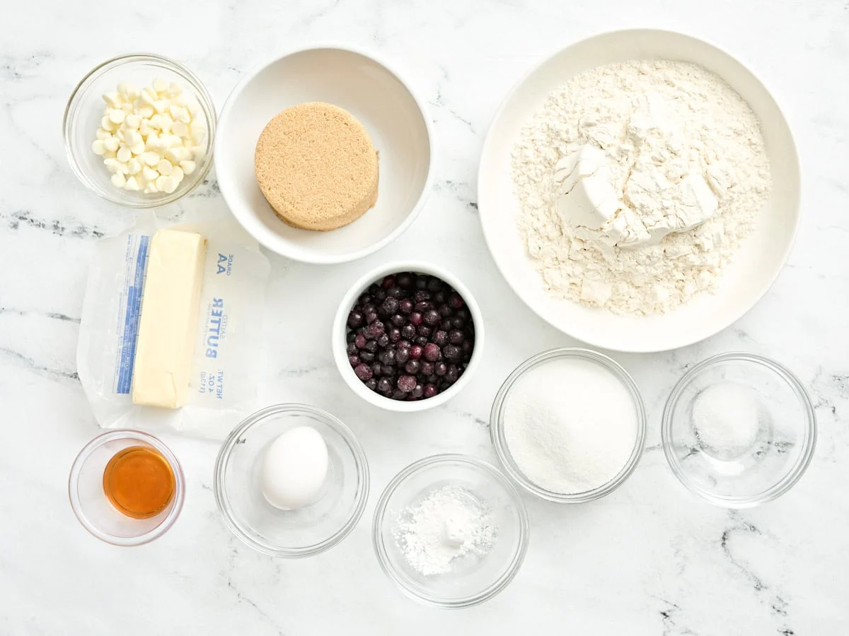 Los ingredientes para hacer galletas de arándanos.