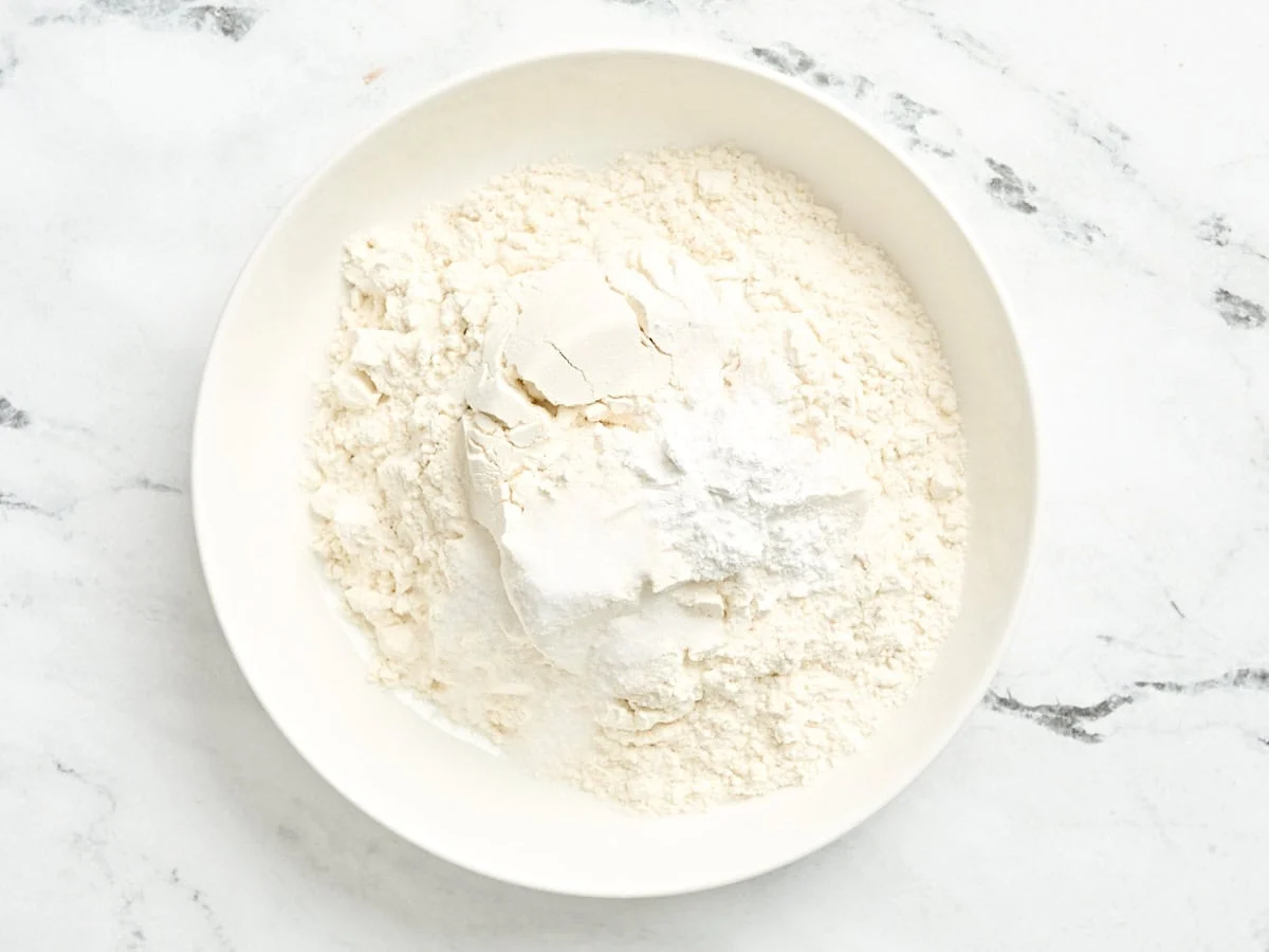 Ingredientes secos para galletas de arándanos en un bol.