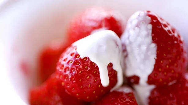 Fresas y crema durante el cuarto día del Campeonato de Wimbledon de 2022 en el All England Lawn Tennis and Croquet Club, Wimbledon. Fecha de la foto: Jueves 30 de junio de 2022.