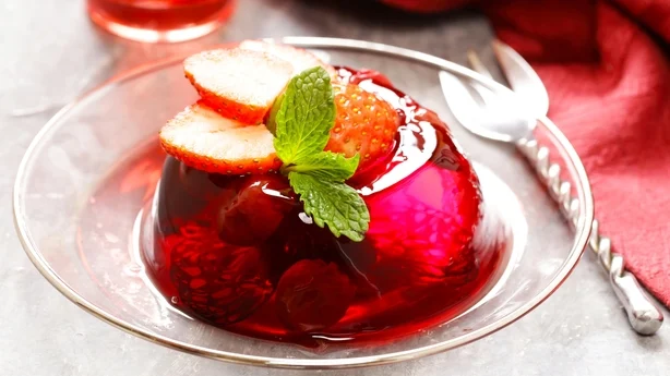 gelatina de frutos rojos con frutas frescas - postre de verano
