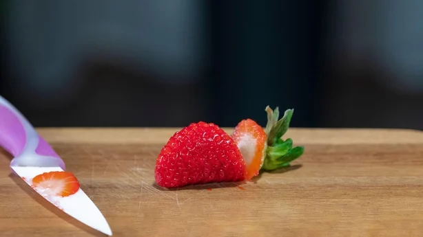 Primer plano de una deliciosa fresa recién cortada