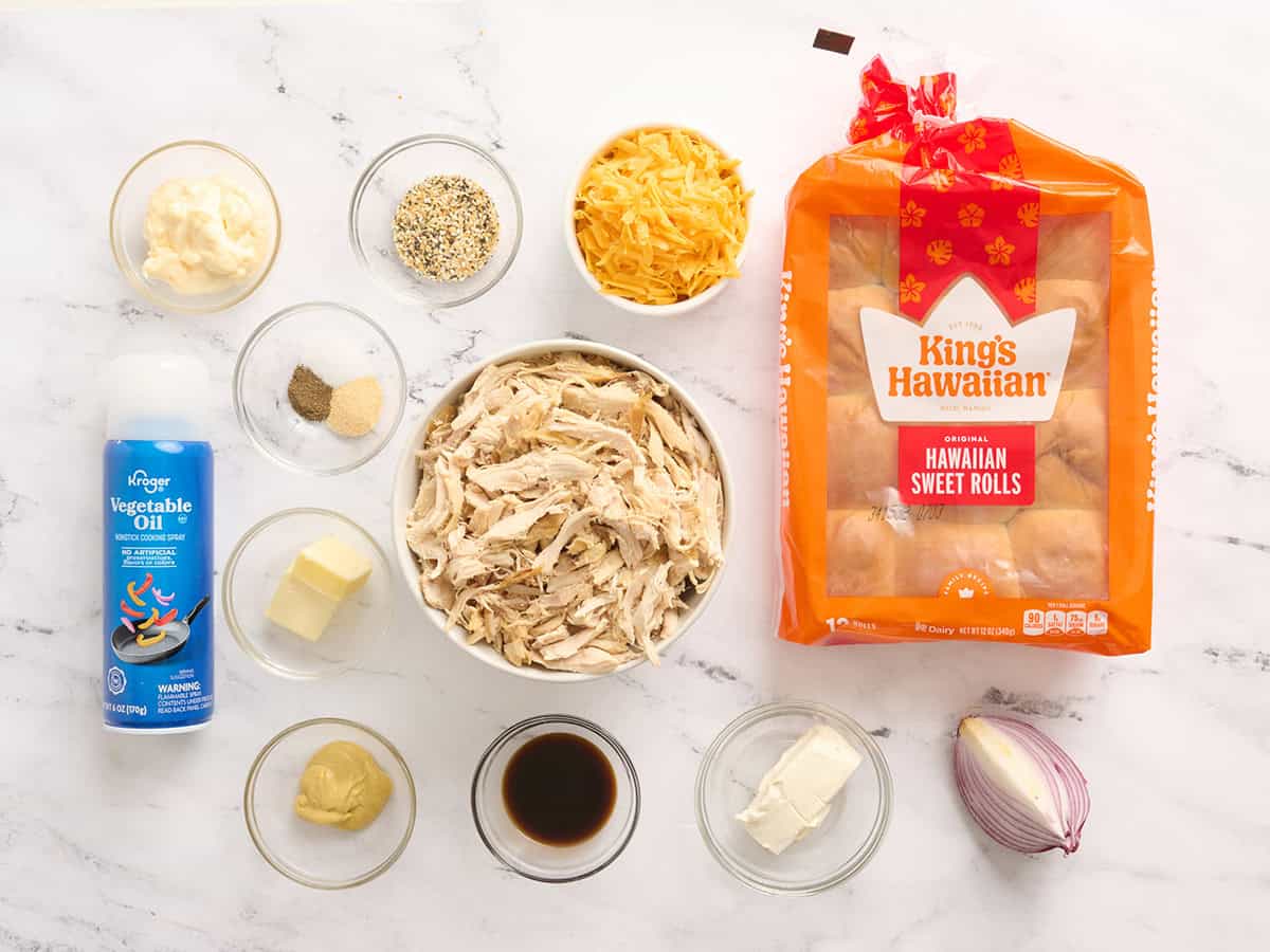 Los ingredientes para hacer hamburguesas de pollo.