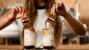 Una guía para preparar deliciosos cafés helados en casa.