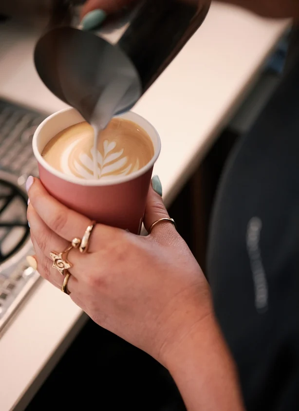 Un barista preparando un café. 