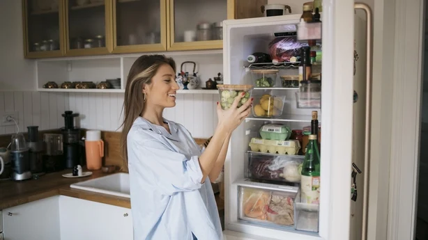 mujer sacando comida del frigorífico