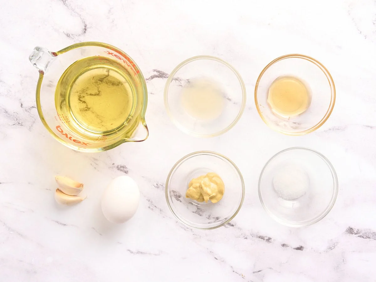 Los ingredientes para hacer alioli de ajo casero.
