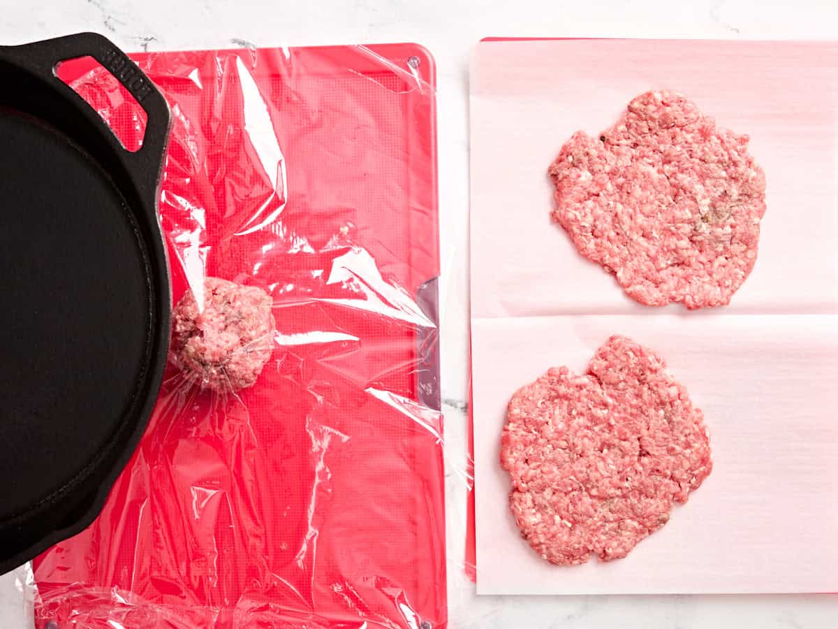 La carne molida se aplasta con una sartén.