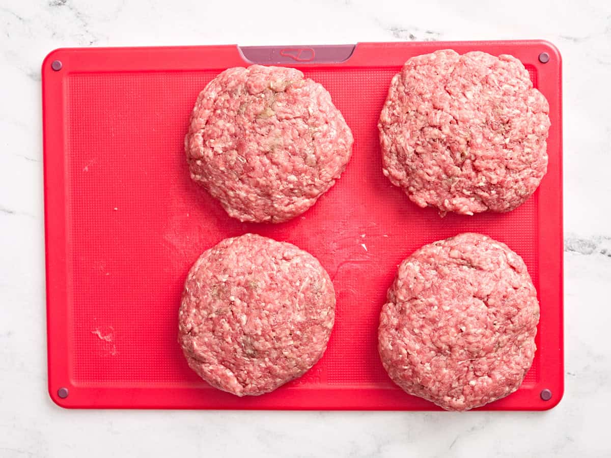 Hamburguesas rellenas de queso formadas.