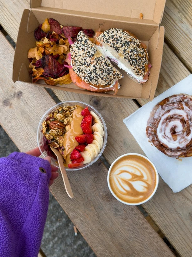 Una foto de café y pasteles de Fetch cafe.