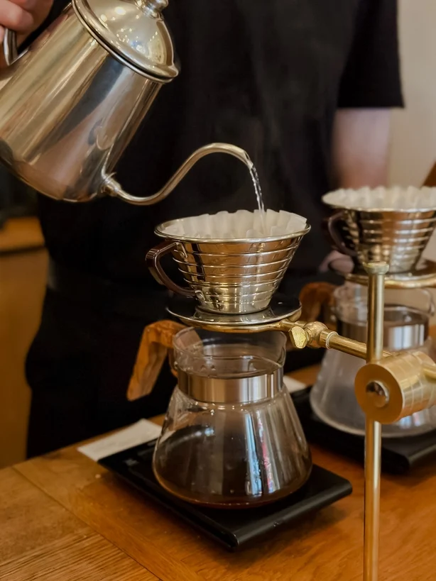 Un barista haciendo café