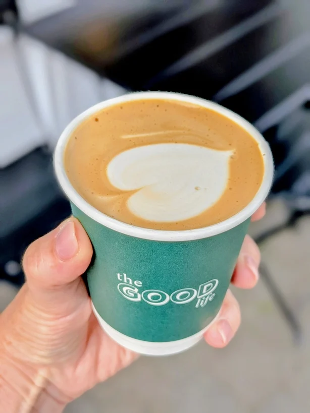 una taza de cafe