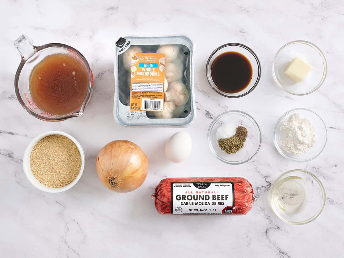 Los ingredientes para hacer un filete Salisbury con salsa de champiñones.
