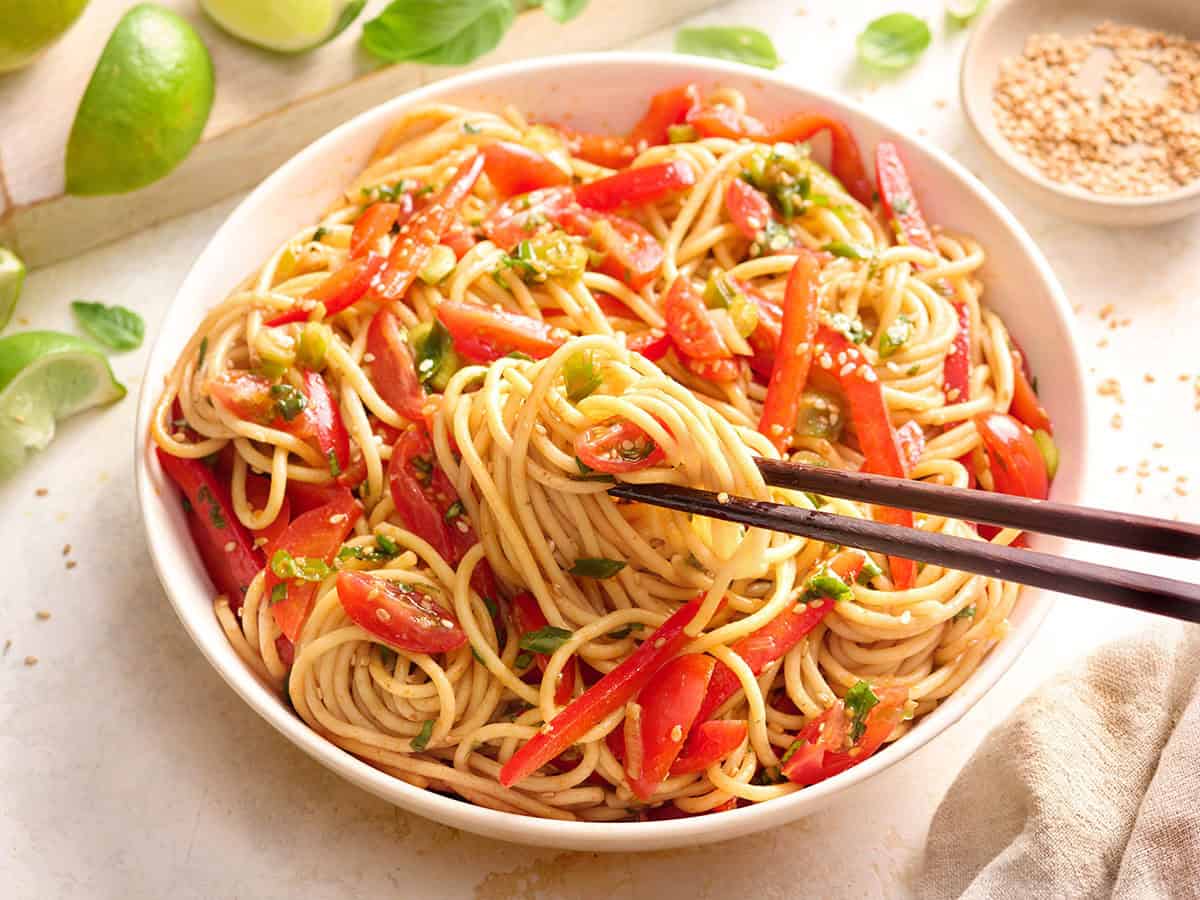 Vista lateral de un plato de fideos fríos de sésamo.