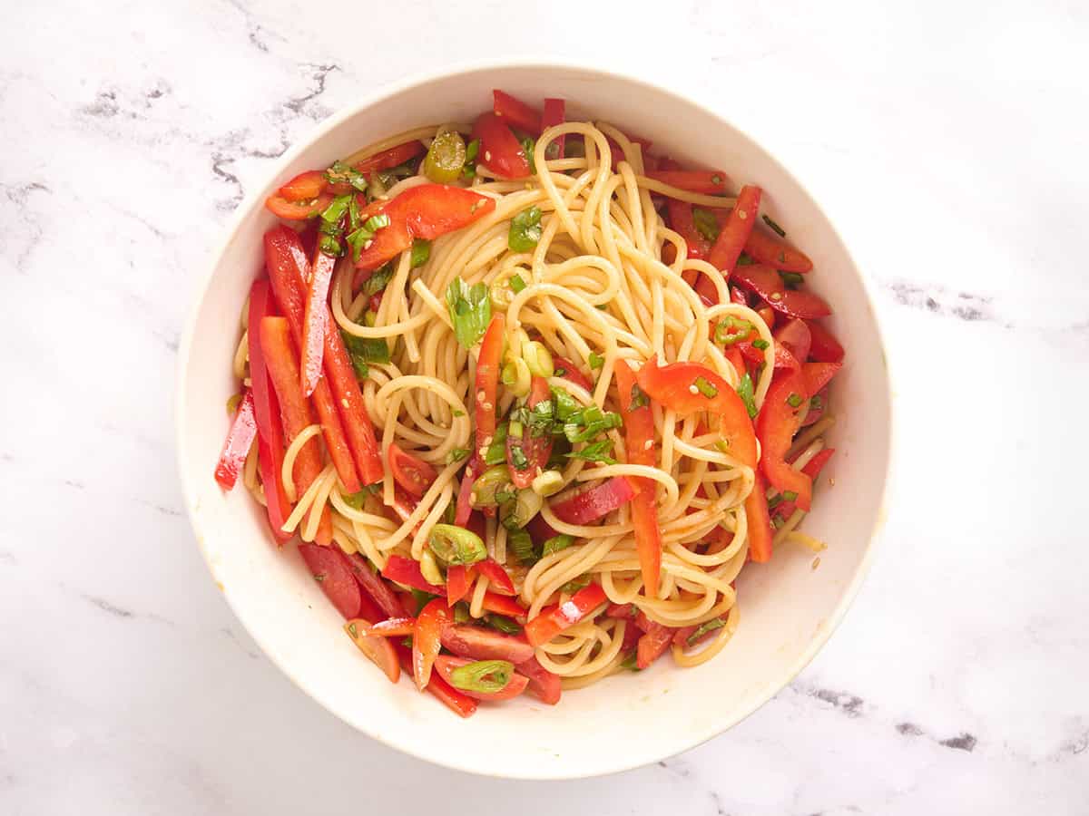 Un plato de fideos de sésamo fríos terminados.
