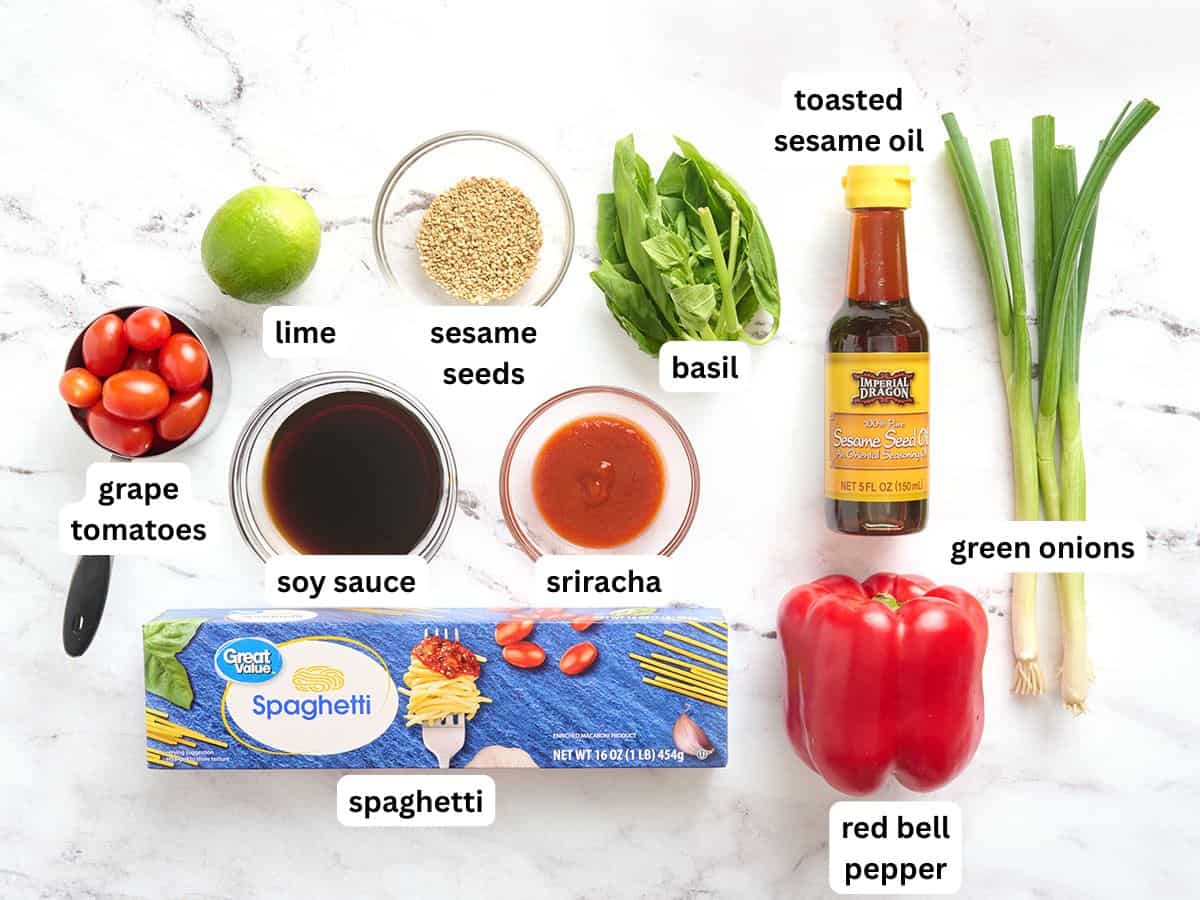 Los ingredientes para hacer ensalada fría de fideos con sésamo con etiquetas.
