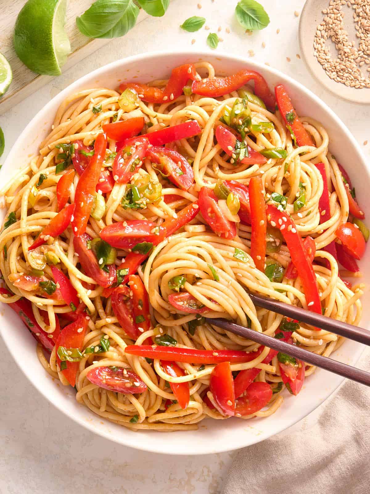 Vista aérea de un plato de fideos fríos de sésamo.
