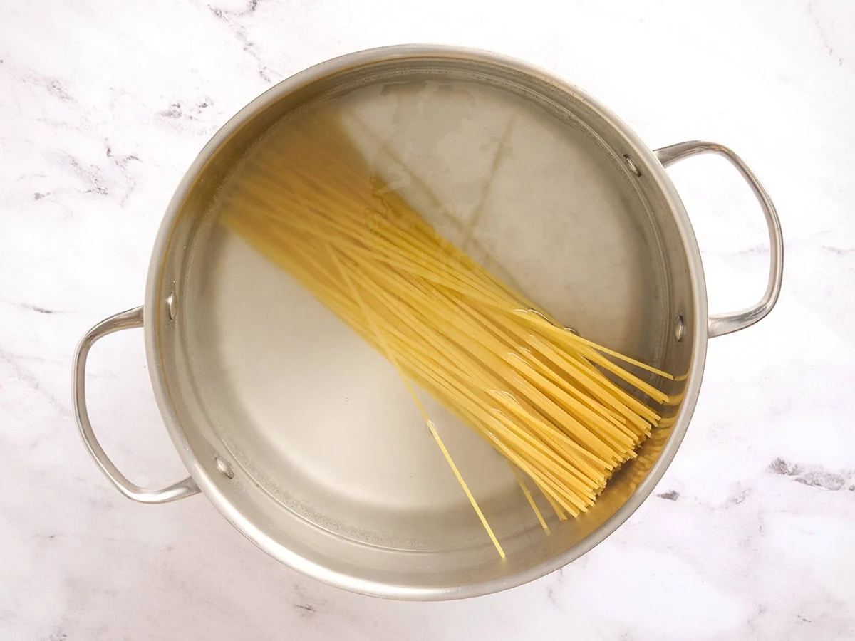 Espaguetis cocinados en una cacerola.