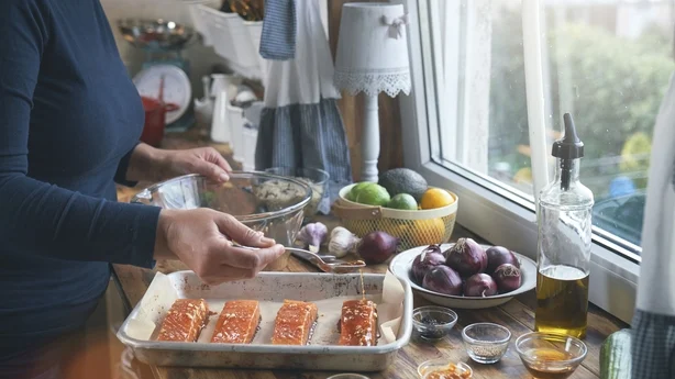 cocinar salmón para la cena