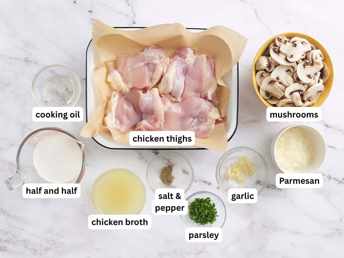 Los ingredientes para hacer pollo cremoso con champiñones y etiquetas.