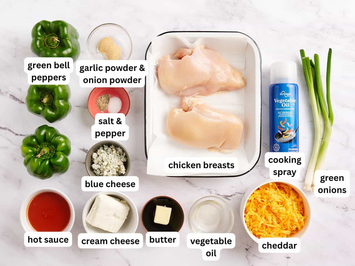 Los ingredientes para hacer pimientos rellenos de pollo búfalo con etiquetas.