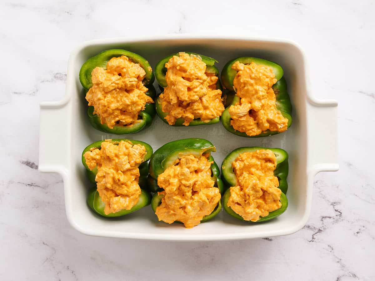 Mitades de pimiento verde rellenas de pollo búfalo.