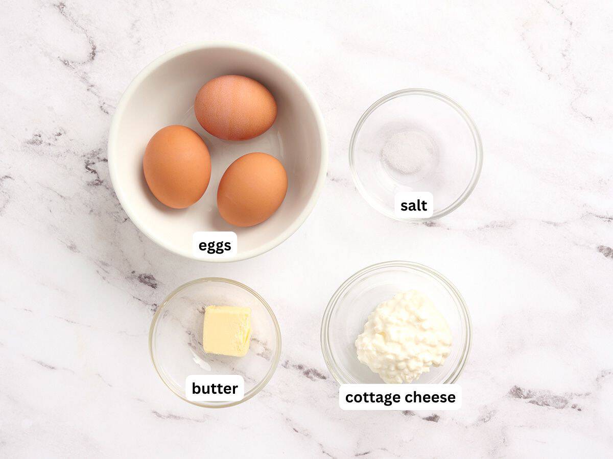Los ingredientes para hacer huevos de requesón con etiquetas.