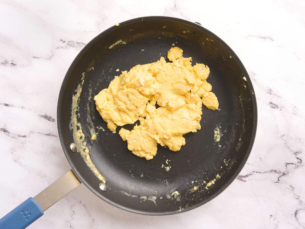 Huevos de requesón terminados en una sartén.