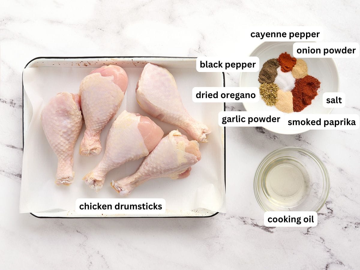 Los ingredientes para hacer muslos de pollo al horno.