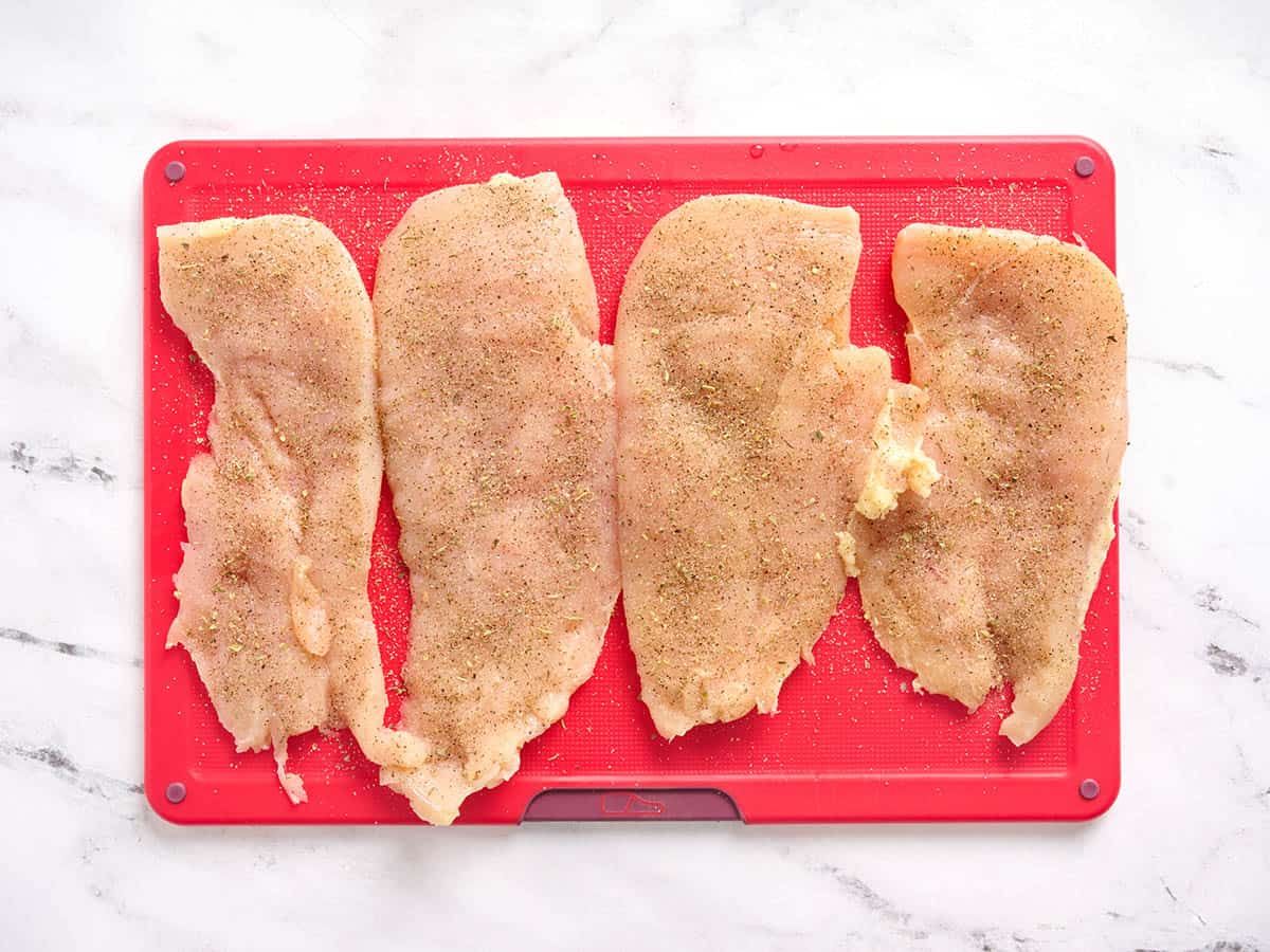 Cuatro chuletas de pechuga de pollo.