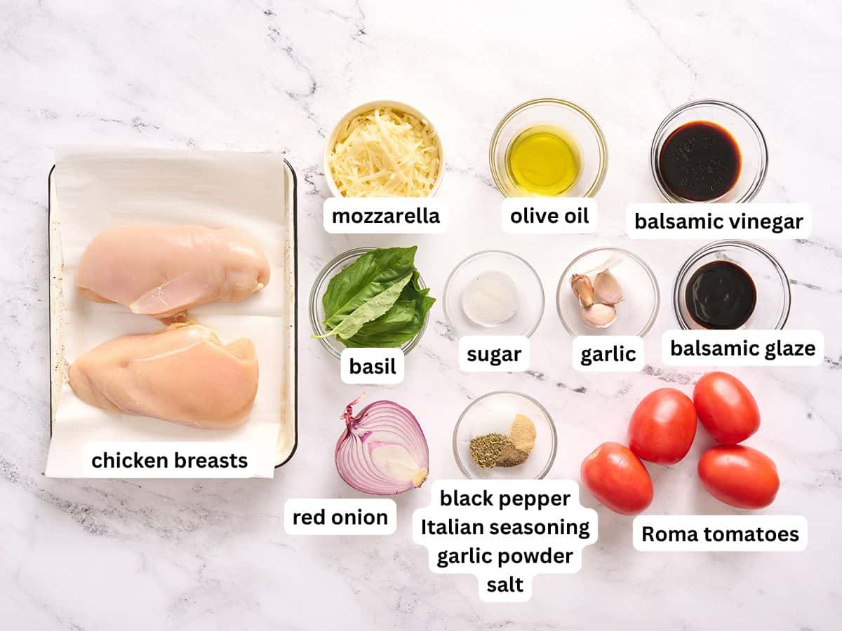Los ingredientes para hacer Bruschetta de pollo con etiquetas.