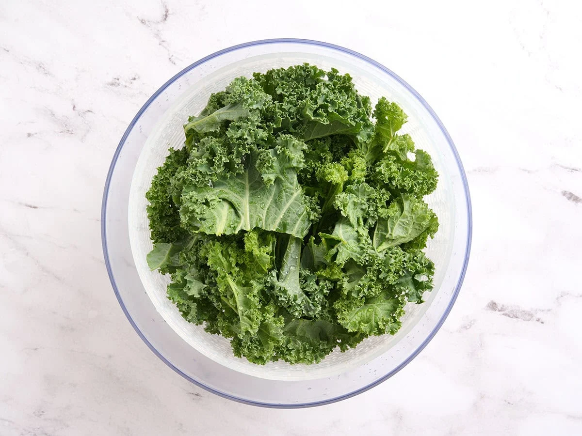 Kale en una centrifugadora de ensalada.