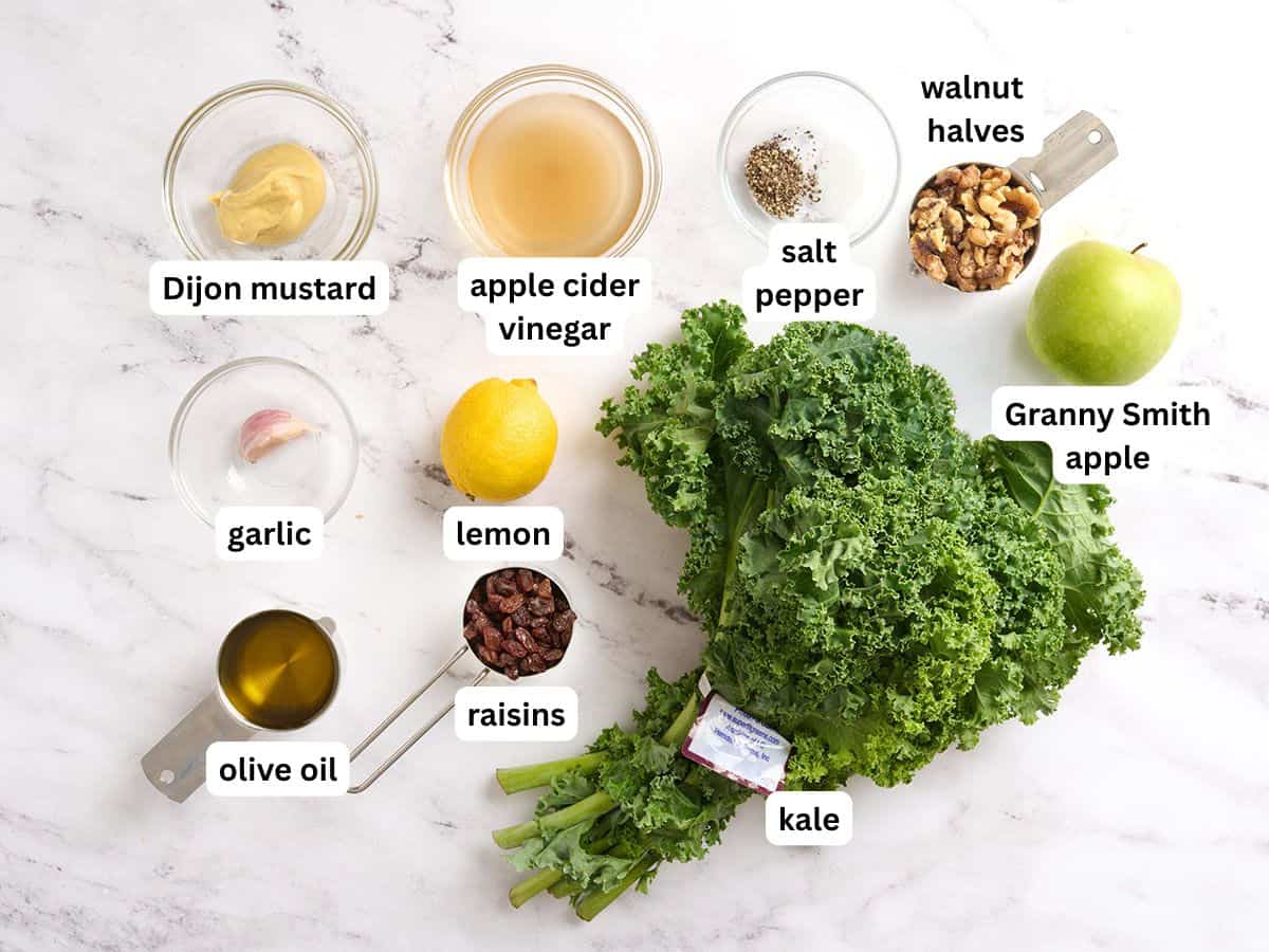 Los ingredientes para hacer una ensalada de col rizada.