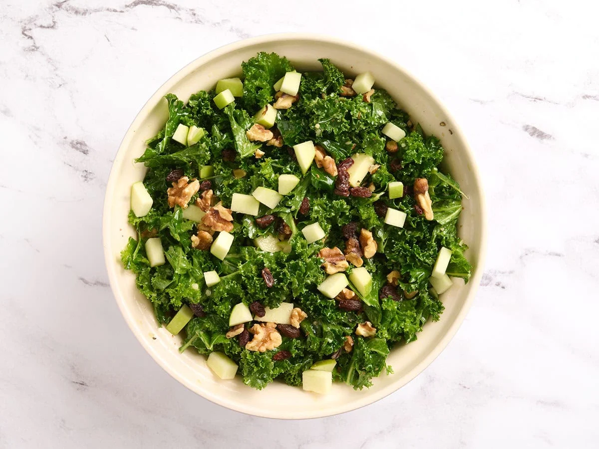 Ensalada de col rizada terminada en un bol.