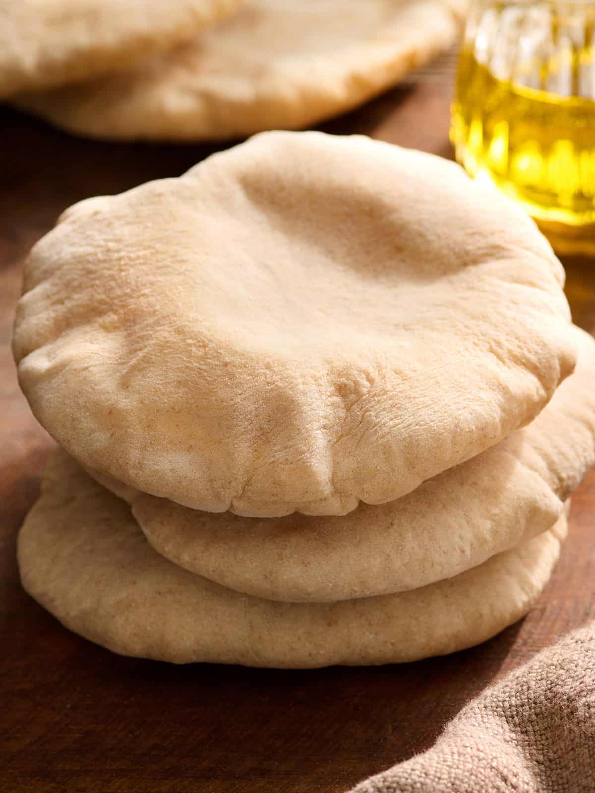 Una pila de pan de pita casero.