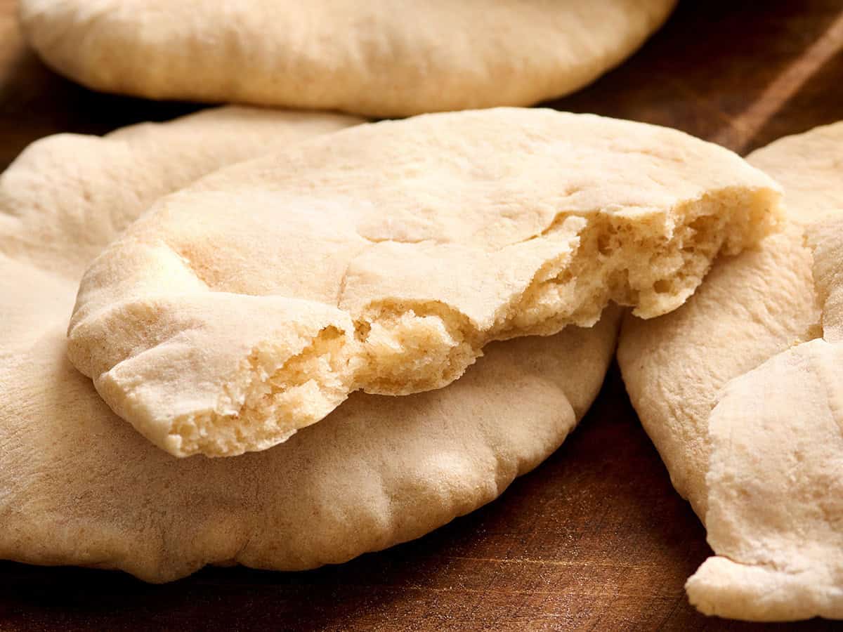 Un pan de pita casero partido por la mitad.