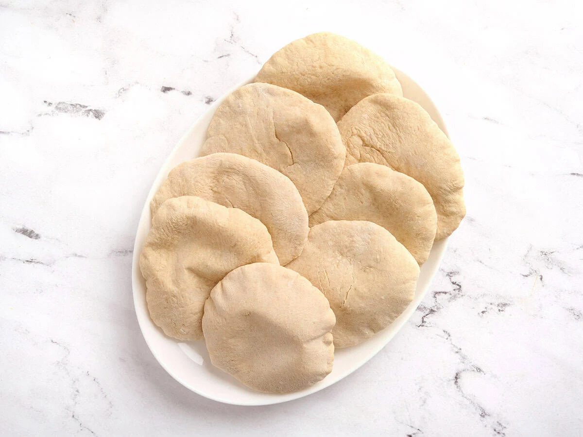 Un plato de pan de pita casero.