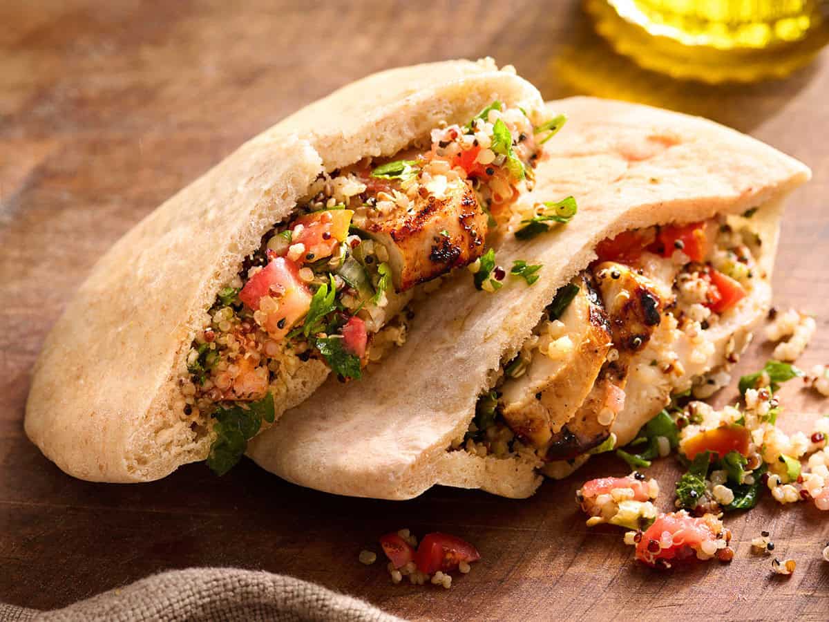 Un pan de pita casero relleno con ensalada de pollo y granos.